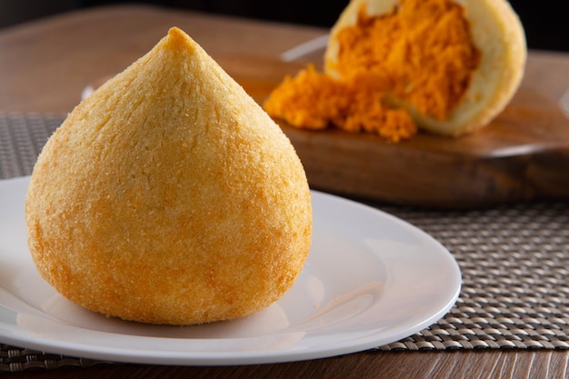 Coxinha, traditioneller Snack der brasilianischen Küche, gefüllt mit Hühnchen.