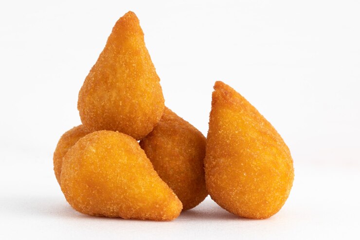Coxinha von Hühnchen, traditioneller brasilianischer Snack auf weißem Hintergrund.