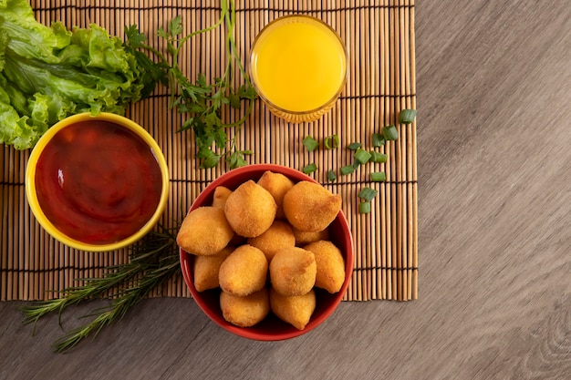 Coxinha von Huhn, brasilianischer Snack. Draufsicht