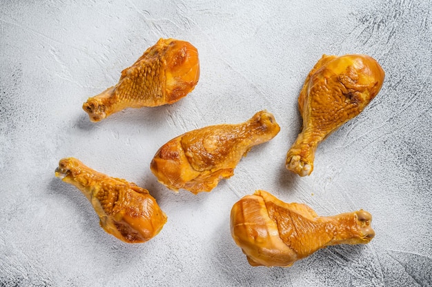 Coxinhas de coxa de frango defumado em uma mesa da cozinha.