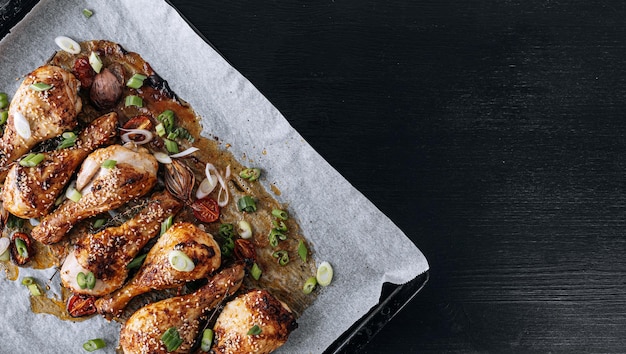 Coxinhas de frango assadas com mel de gergelim e molho de soja cebola e especiarias