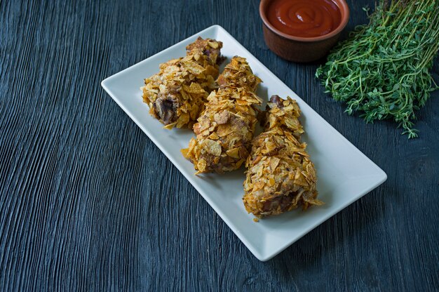 Coxinhas de frango assado em um prato