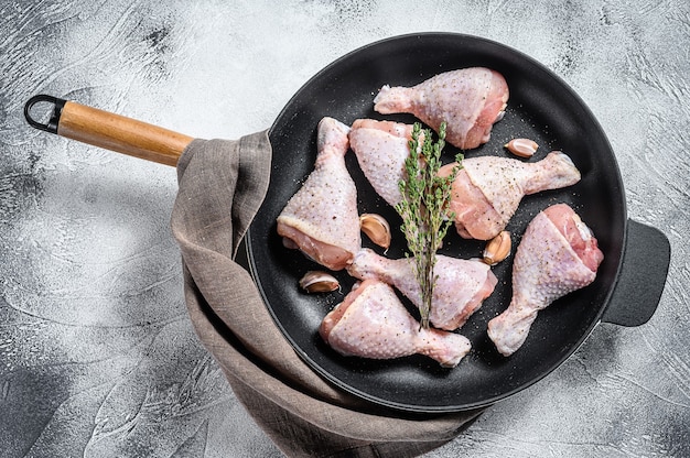 Coxinhas de frango fresco cru com temperos em uma panela