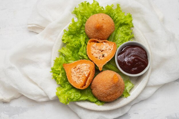 Coxinhas de frango fritas brasileiras tradicionais Coxinha de frango no prato