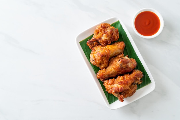 Coxinhas de frango fritas crocantes com molho de peixe