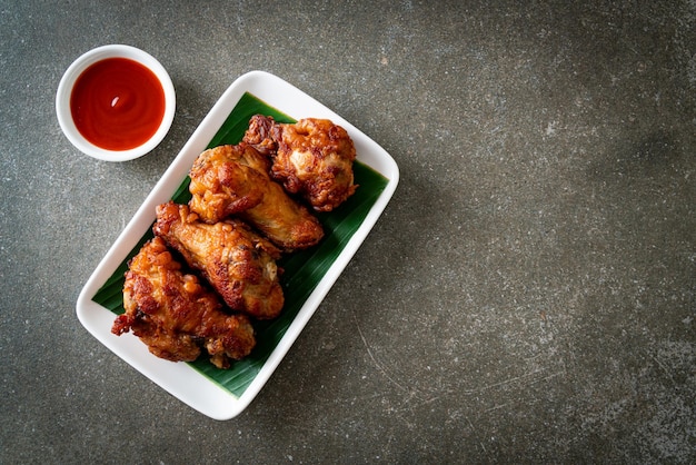 Coxinhas de frango fritas crocantes com molho de peixe