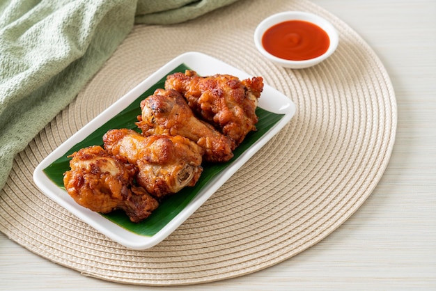 Coxinhas de frango fritas crocantes com molho de peixe