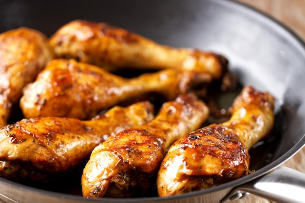 Coxinhas de frango frito com ervas em uma panela