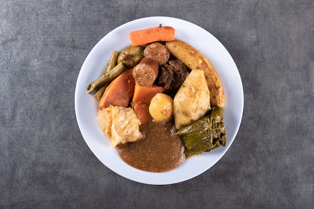 Cozido é um prato da comida brasileira em mesa cinza e vista de cima.