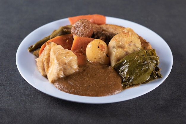 Cozido é um prato da comida brasileira na mesa cinza.