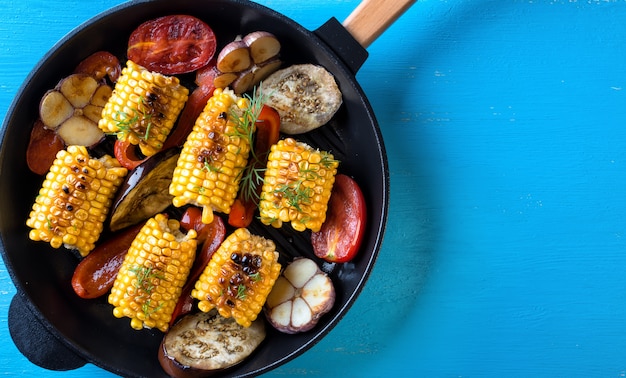 Cozido em uma frigideira de milho e legumes