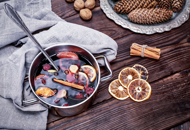 Cozido em uma panela de aço de vinho quente com especiarias