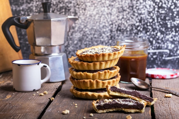 Cozimento caseiro - tortinhas com caramelo salgado e chocolate