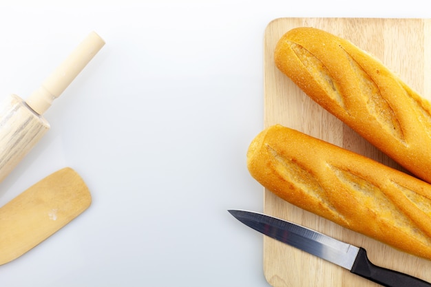 Cozimento com pão, rolo, colheres de pau e faca em branco