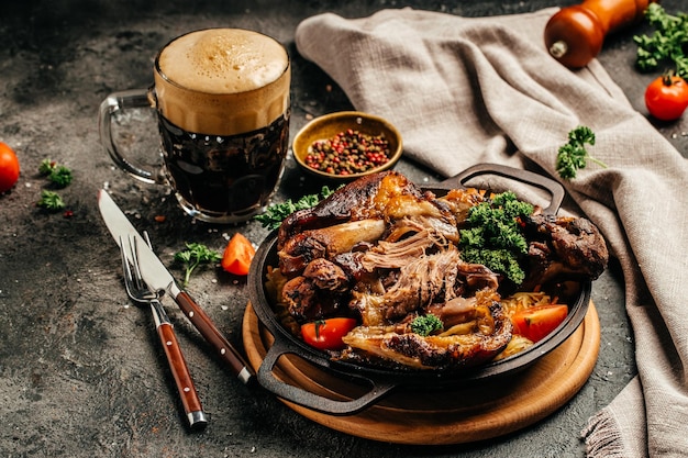 Cozinha alemã Junta de porco assada com cerveja isolada em fundo escuro Junta de porco grelhada bávara Oktoberfest banner menu receita lugar para texto