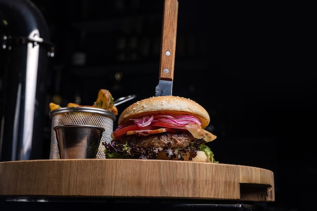 Cozinha americana Fast food Hambúrguer delicioso com molho de costeleta e tomate