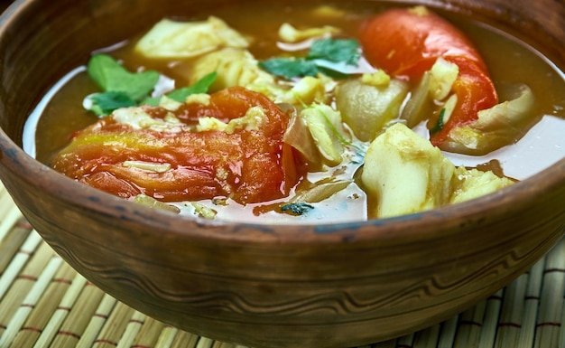 Cozinha árabe - Bapalo, sopa de peixe tradicional de Omã, vista superior.