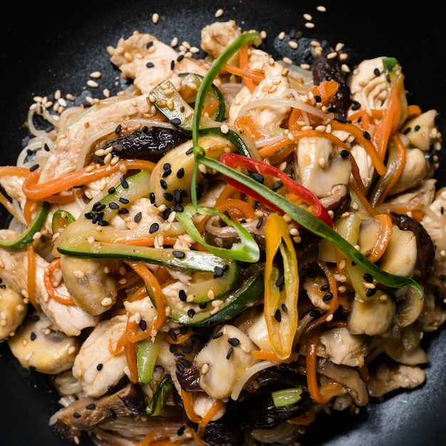 Cozinha asiática. comida saudável. alimentação equilibrada. salada de legumes com cogumelos e frango
