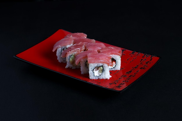 Cozinha asiática prato delicioso sushi sushi em um rolo de fundo preto, sua rede em um fundo preto