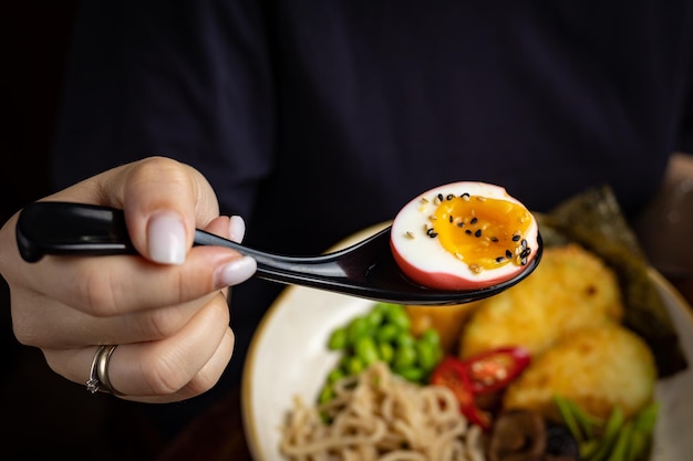 Cozinha asiática. Sopa de ramen japonesa na mesa