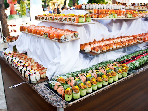 Cozinha asiática. Sushi, pãezinhos e sashimi no restaurante