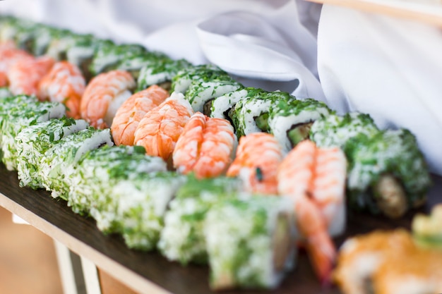 Cozinha asiática. Sushi, pãezinhos e sashimi no restaurante