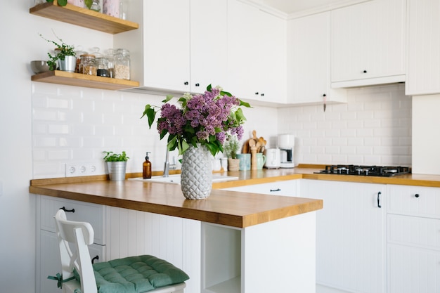 Cozinha branca moderna em estilo escandinavo