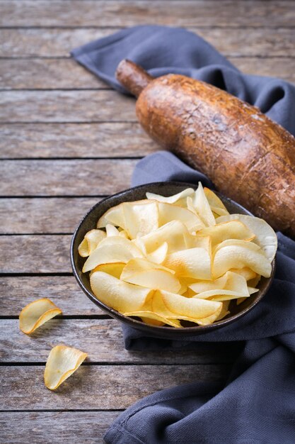 Cozinha brasileira comida lanche latino Yucca yuca mandioca mandioca chips em uma mesa