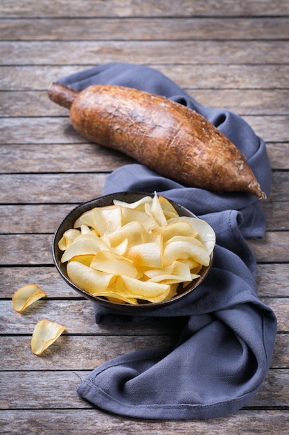 Cozinha brasileira comida lanche latino Yucca yuca mandioca mandioca chips em uma mesa