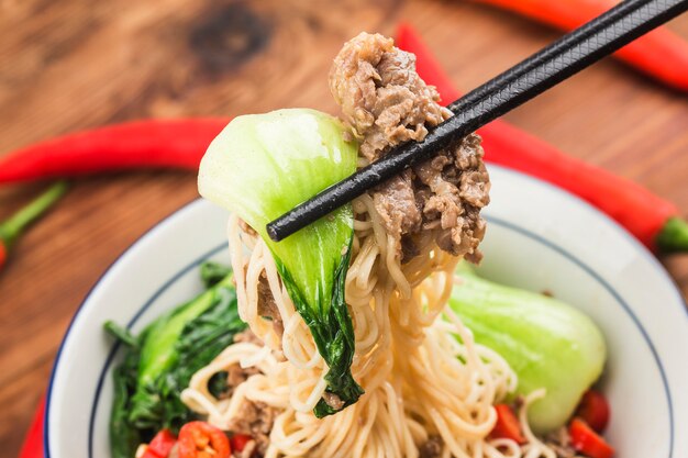 Cozinha chinesa: uma tigela de macarrão de carne