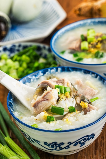 Cozinha chinesa uma tigela de mingau de peixe delicioso