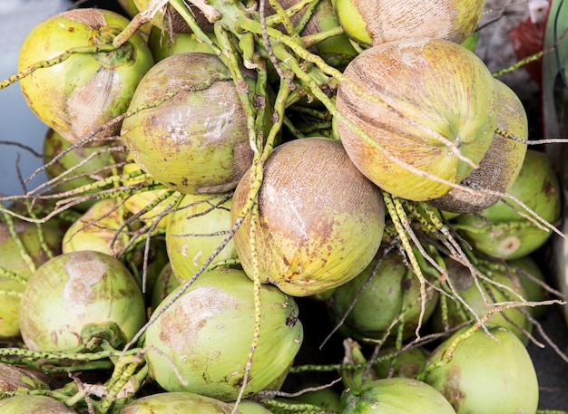 cozinha, cozinha asiática e conceito de comida - bando de cocos de água no mercado de rua asiático