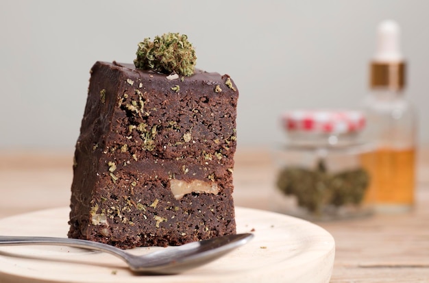 Cozinha de brownie de maconha com latas de óleo e potes com mesa de madeira de botões