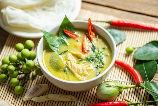 Cozinha de frango com curry verde comida asiática, comida tailandesa na tigela de sopa com ervas e especiarias