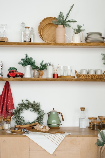 Cozinha de inverno com decoração vermelha e turquesa Utensílios de cozinha de Natal no estilo escandinavo