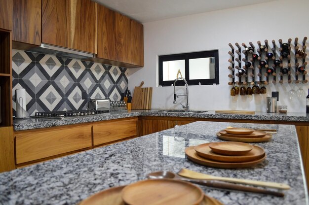 Cozinha de madeira moderna com barra de granito preto ou cinza com piso de luz backsplash de azulejo