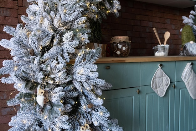 Cozinha de Natal à tarde decorada com uma árvore e guirlandas.