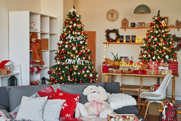 Cozinha de Natal com decoração em vermelho e dourado e fundo de árvore de natal