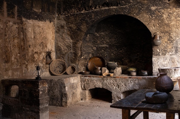 Cozinha de pedra escura estilo antigo