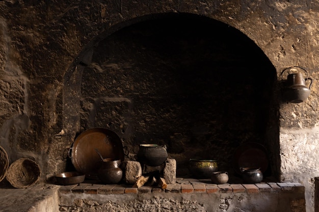 Cozinha de pedra escura estilo antigo