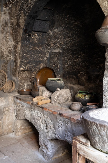 Cozinha de pedra escura estilo antigo