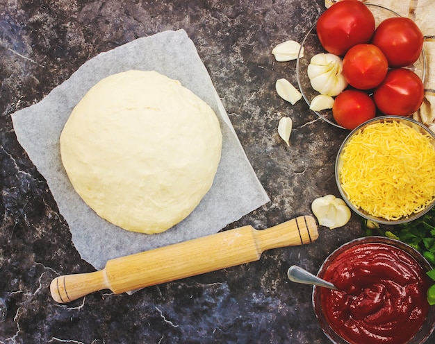 Cozinha de pizza. foco seletivo. comida e bebidas.