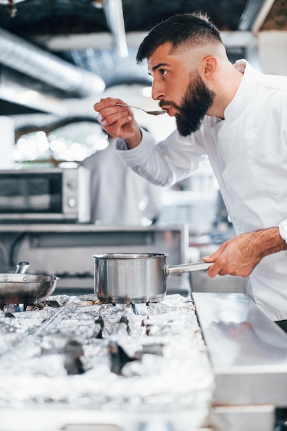 Cozinha deliciosa sopa Chef de uniforme branco cozinhando comida na cozinha Dia ocupado no trabalho