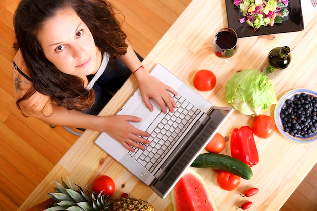 Cozinha digital, mulher que trabalha na cozinha