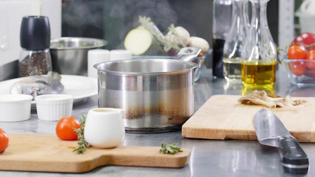 Cozinha do restaurante uma mesa de trabalho uma caçarola com sopa