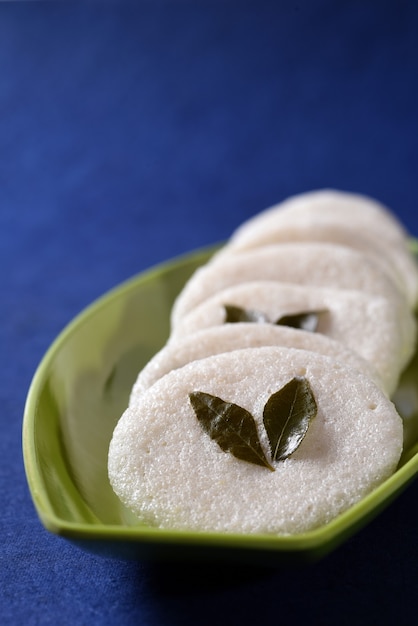 Cozinha do sul da índia, café da manhã vegetariano rava idli ou à toa em um prato.