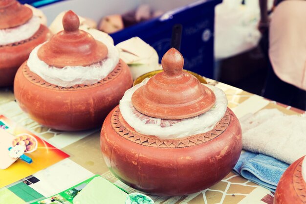 cozinha e conceito de cozinha asiática - venda de comida quente no mercado de rua