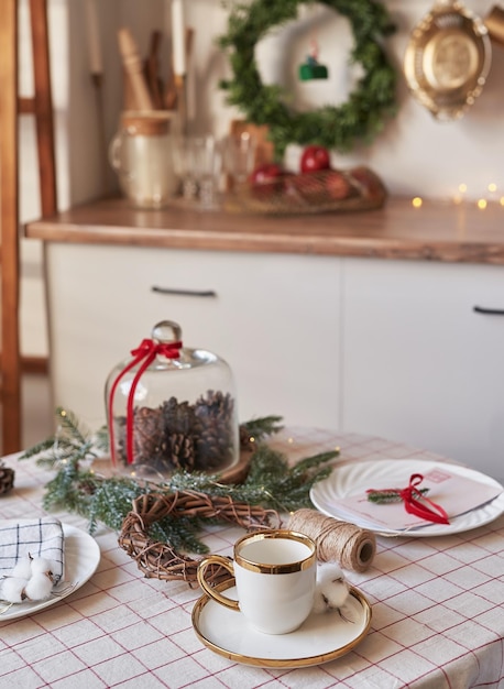 Cozinha e mesa de Natal. Fundo vermelho, verde e branco da árvore de Natal da decoração. Celebração de Ano Novo. Feliz Natal e Feliz Ano Novo.