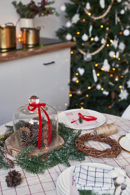 Cozinha e mesa de Natal. Fundo vermelho, verde e branco da árvore de Natal da decoração. Celebração de Ano Novo. Feliz Natal e Feliz Ano Novo.