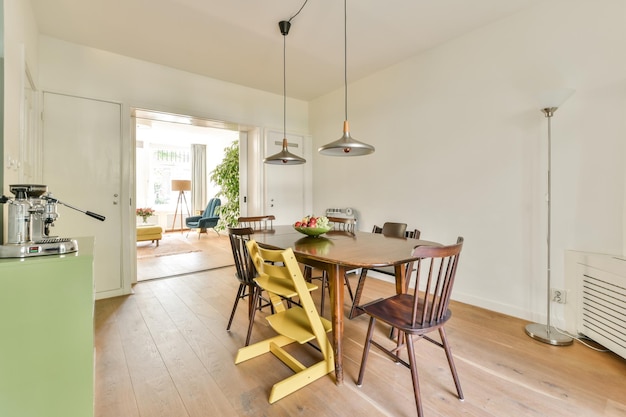 Cozinha e sala de jantar em apartamento moderno